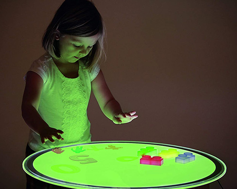 mesa de luz infantil con distintos colores